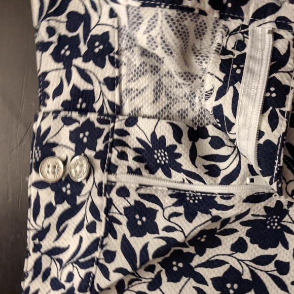 Chaps Stretch Navy & White Floral Mini Skirt, Size 6 - Picture 4 of 6